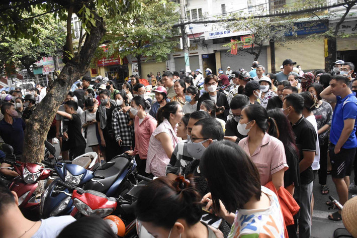 Đa số người dân đến mua bánh về để ăn dịp Trung thu, làm quà đi biếu người thân, họ hàng.