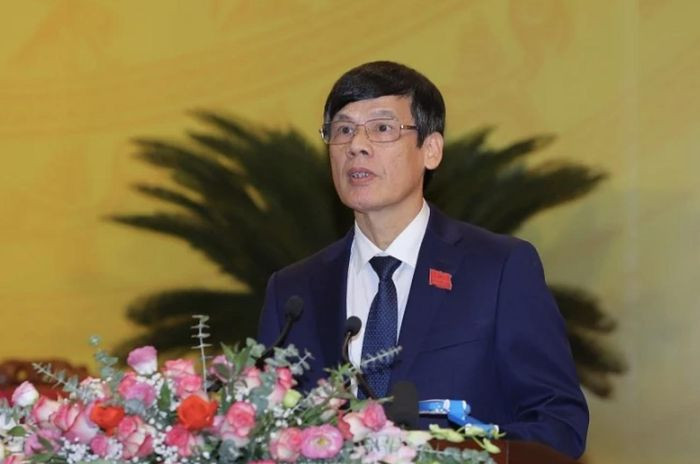 Trước đó, ngày 28/7, Bộ Chính trị, Ban Bí thư đã họp xem xét, thi hành kỷ luật Ban Thường vụ Tỉnh uỷ Thanh Hoá các nhiệm kỳ 2010 - 2015, 2015 - 2020 và một số nguyên lãnh đạo tỉnh Thanh Hoá, trong đó có ông Nguyễn Đình Xứng, nguyên Phó Bí thư Tỉnh uỷ, nguyên Bí thư Ban cán sự đảng, nguyên Chủ tịch UBND tỉnh Thanh Hóa.
