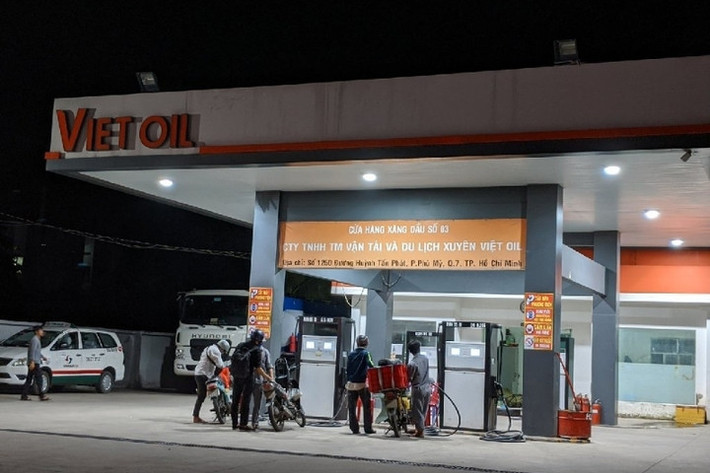 Trong đó, để đủ điều kiện về hệ thống phân phối, có 37 đại lý bán lẻ của Công ty CP Đại Đồng Xuân được Công ty Xuyên Việt Oil kê khai thuộc hệ thống của mình thông qua cơ chế công ty mẹ - con. Cụ thể là Xuyên Việt có góp vốn trên 50% vào Công ty Đại Đồng Xuân. Thế nhưng, cũng chính trong ngày Bộ Công Thương cấp giấy phép kinh doanh xuất nhập khẩu xăng dầu, Công ty Xuyên Việt Oil và Công ty CP Đại Đồng Xuân đã ký kết văn bản huỷ bỏ hợp đồng chuyển nhượng cổ phần và tại thời điểm huỷ bỏ, “hai bên chưa thực hiện bất cứ quyền và nghĩa vụ nào của hợp đồng đã ký kết”.
