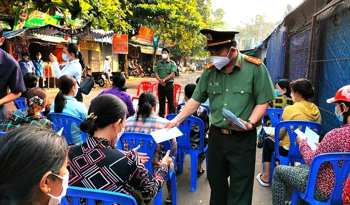 Dưới sự chỉ đạo của đại tá Đinh Văn Nơi, ngày 2/3/2021, lực lượng công an khám xét Công ty TNHH thương mại và sản xuất Gia Thịnh ở TP Châu Đốc do Trần Trí Mãnh làm giám đốc. Qua đó, công an giữ hơn 1.000 thùng nhớt và phụ tùng xe máy, ô tô giả. Khi lực lượng Công an An Giang bắt giữ kho hàng giả của Mãnh đã lộ ra đường dây chạy điều chuyển đại tá Đinh Văn Nơi đi nơi khác với giá 20 tỷ đồng.
