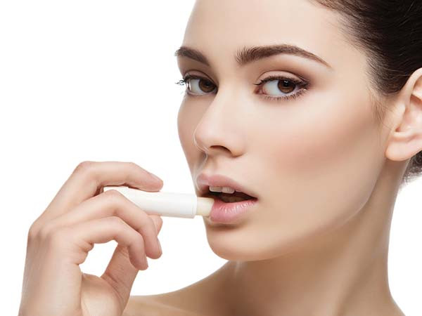 Nếu bị khô da quanh năm, đôi môi của bạn sẽ khô đến mức chảy máu. Do vậy, bạn cần thường xuyên bôi dưỡng môi, đặc biệt là trước khi bạn ngủ. Ảnh: Boldsky.