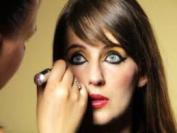 Tránh trang điểm đậm hàng ngày bởi thói quen này sẽ hủy hoại làn da của bạn rất nhanh. Ngày thường, bạn chỉ nên trang điểm nhẹ nhàng để làn da được “thở. Ảnh: Boldsky.