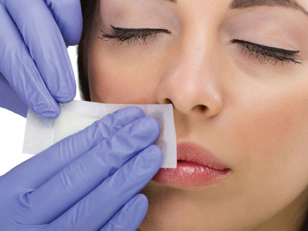 Tẩy lông mặt bằng sáp ong dù là một cách nhanh chóng để loại bỏ lông mặt nhưng nó có thể gây hại làn da về lâu dài, làm da mất độ đàn hồi nhanh hơn và gây lão hóa da sớm.