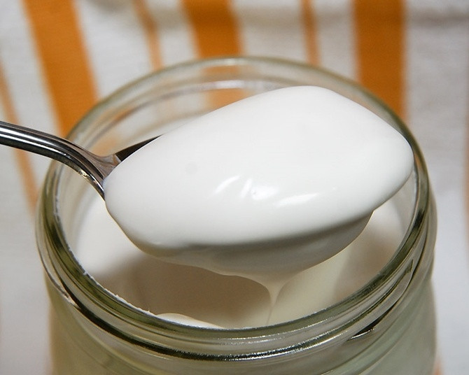 Trộn đều gel nha đam cùng một ít váng sữa, sau đó đắp hỗn hợp lên mặt và nhẹ nhàng mát xa cho da. Rửa sạch mặt sau ít phút, bạn sẽ nhận thấy da mình trở nên mịn màng trông thấy.
