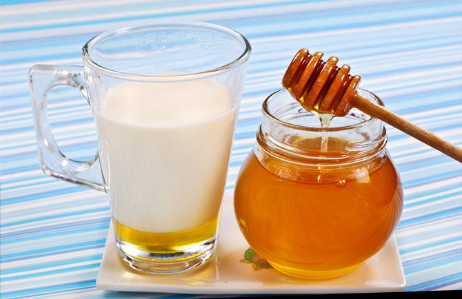 Sữa và mật ong sẽ giúp da bạn thêm mịn màng, sáng bóng. Trộn đều hai nguyên liệu trên với gel nha đam, đắp lên mặt cho đến khi hỗn hợp khô hẳn và rửa sạch, bạn sẽ nhận thấy da mặt trắng sáng rõ rệt.
