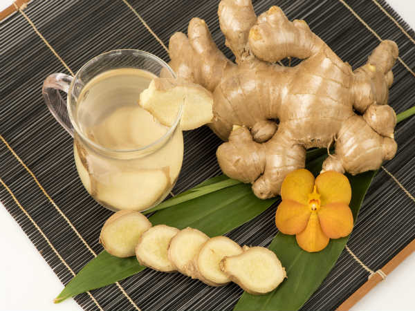 Gừng là phương thuốc tuyệt vời để giảm đau đầu khi ngủ dậy. Nó giúp giảm viêm các mạch máu. Bạn có thể uống nước gừng hay trà gừng để giảm bớt đau đầu.