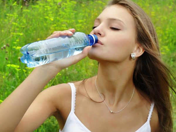 Nếu cơ thể bị mất nước, bạn có thể bị nhức đầu khi ngủ dậy. Cà phê, rượu,... là một trong số các yếu tố gây mất nước. Vì vậy, bạn nên uống đủ nước trong cả ngày để tránh nhức đầu.