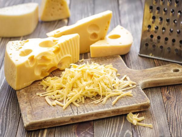 Đậu và pho mát cũng là cặp thực phẩm gây đầy bụng bạn cần tránh.