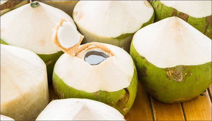 Nước dừa bổ ra nên uống ngay bởi nếu để lâu nó sẽ mất đi tất cả các chất dinh dưỡng thiết yếu. Ảnh: Boldsky.