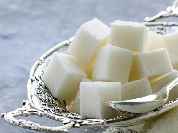 Người bị tiểu đường nên hạn chế uống nước dừa bởi một tách nước dừa có chứa 6,26 gram đường.