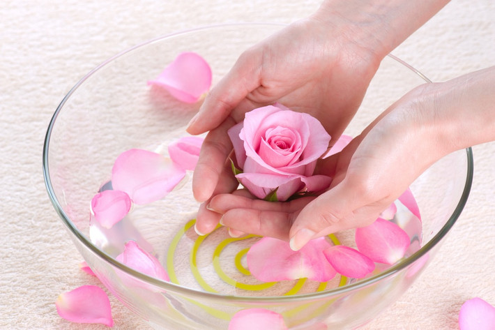 Tẩy tế bào chết bằng nước hoa hồng giúp da luôn sáng bóng. Trộn hỗn hợp cánh hoa hồng đã nghiền nát, 2 thìa mật ong và 1 thìa nước cốt chanh rồi đắp mặt nạ, giữ yên trong 20 phút rồi rửa sạch bằng nước ấm. Thực hiện 1-2 lần/tuần.