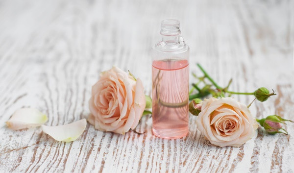 Nước hoa hồng giúp giảm bọng mắt. Nhúng một miếng bông vào nước hoa hồng ướp lạnh và dùng nó khắp vùng da nhạy cảm của mắt.