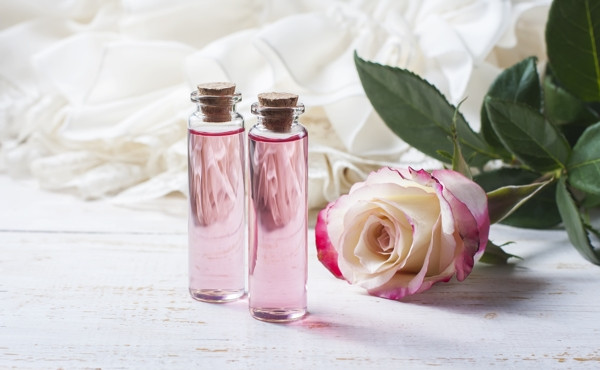 Làm nước hoa bằng cách giã nhuyễn 250 g nụ và cánh hoa hồng trắng. Trộn thêm 2 thìa lớn nước hoa hồng. Cho vào lọ, đóng kín nắp, để qua đêm. Lọc lấy nước.