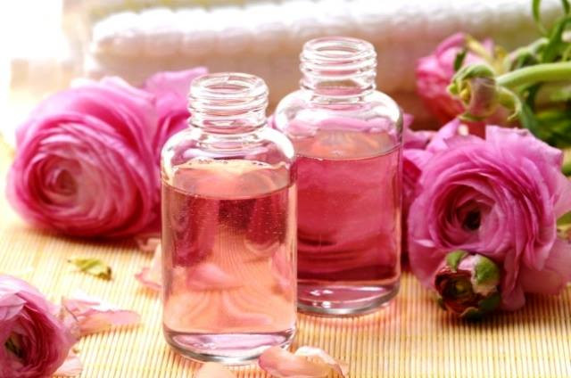 Trị mụn bằng nước hoa hồng: Giã nhuyễn cánh hoa hồng cổ trắng rồi đắp lên phần mụn đang sưng. Chỉ với cách đơn giản này, bạn hoàn toàn có thể loại bỏ mụn nhanh chóng.