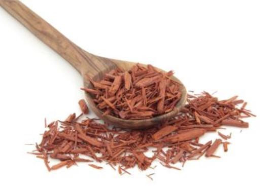 Trộn đều 2 thìa bột gỗ đàn hương với một thìa nước hoa hồng, sau đó bôi lên vùng da bị mụn khoảng 20 phút, sau đó rửa lại bằng nước sạch. Thực hiện khoảng 3-4 lần/tuần.