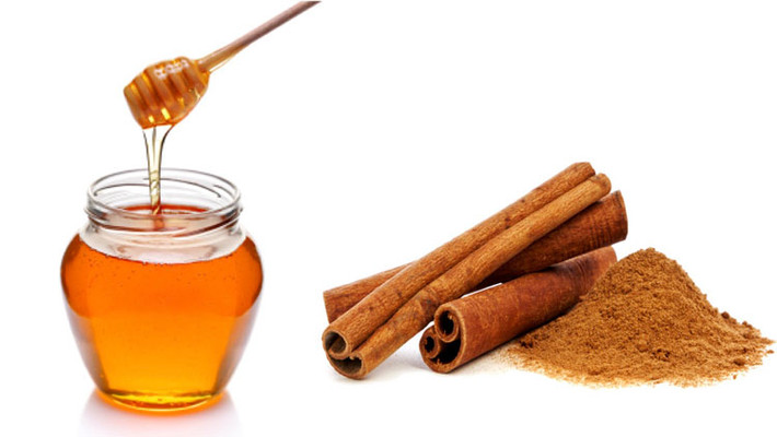 Trộn 2 thìa mật ong, với một thìa bột quế, thêm chút nước sền sệt, đắp lên vùng da mụn trong 15-20 phút, rửa sạch với nước ấm.