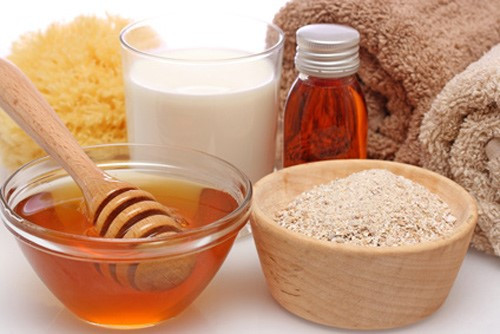 Trộn bột yến mạch và mật ong thành hỗn hợp sền sệt, sau đó thoa lên vùng mụn trong 5 phút, dùng bông tắm chà lại vùng lưng, khoảng 5-10 phút sau tắm lại bằng nước ấm. Thực hiện 2 lần/tuần.
