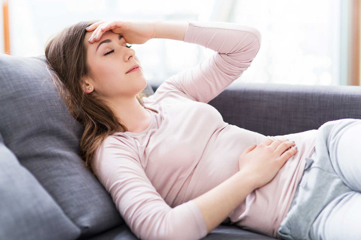 Thay đổi lịch làm việc, sinh hoạt có thể phá vỡ nhịp sinh học của cơ thể bạn, làm chậm chu kỳ kinh nguyệt. Điều này đặc biệt đúng nếu bạn chuyển cơ chế làm việc từ ngày sang đêm hay ngược lại. Ảnh: RD.