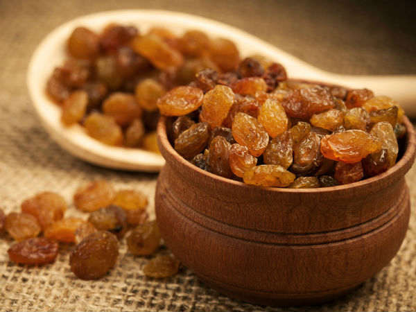 Nho khô giàu flour và các vitamin như vitamin E, vitamin K, vitamin C, vitamin B6... Ăn nho khô giúp giảm táo bón, ngăn ngừa thiếu máu, sốt và rối loạn chức năng sinh lý.
