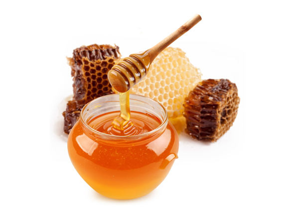 Mật ong là một phương thuốc trị ho tuyệt vời. Uống 2 muỗng cà phê mật ong 30 phút trước khi đi ngủ sẽ giúp bạn giảm bớt cơn ho.