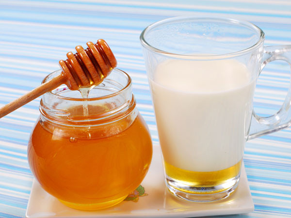 Uống sữa mật ong trước khi ngủ giúp gia tăng hàm lượng insulin, kích thích sự giải phóng tryptophan trong não. Tryptophan sau đó được chuyển thành serotonin, hormon thư giãn và giúp tâm trạng tốt, thúc đẩy giấc ngủ ngon.