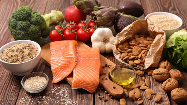 9. Cá hồi là loại thực phẩm giúp ngăn ngừa nếp nhăn trên da rất hiệu quả. Cá hồi rất giàu axit béo eicosapentaenoic (EPA), loại omega-3 giúp ngăn chặn việc sản sinh các enzym do tia UV gây giảm collagen, tạo thành nếp nhăn và khiến da chảy xệ.