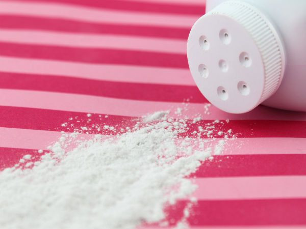 Phấn rôm em bé cũng có rất nhiều tác dụng làm đẹp. Bạn có thể dùng nó để thay thế kem che khuyết điểm dưới mắt. Ảnh: Boldsky.