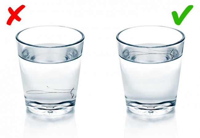 Chuyên gia có đưa ra một cách đơn giản để kiểm tra mức độ tổn thương tóc. Bạn cần lấy một sợi tóc và đặt nó vào một cốc nước sạch. Nếu nó nổi trên bề mặt nước, có nghĩa là mái tóc bạn khỏe mạnh, nếu nó chìm, bạn cần được điều trị. Ảnh: BS.