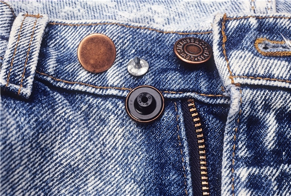 Quần jeans hoặc bất kì loại trang phục nào có nút đinh tán đều ẩn chứa nguy cơ gây hại sức khỏe của bạn. Bởi những chiếc nút này có chứa niken – một trong những chất gây kích ứng da phổ biến nhất, có thể gây phát ban ngay dưới rốn. Ảnh: iStock.