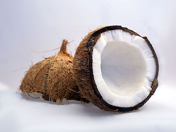 5. Dừa là một trái cây ngọt giúp bạn no lâu và ăn ít thức ăn hơn. Dừa chứa triglycerides có thể giúp thúc đẩy sự trao đổi chất.