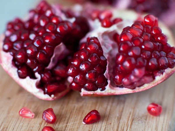 6. Lựu chứa polyphenol, chất chống oxy hoá giúp tăng cường sự trao đổi chất. Trái cây này giúp giảm sự thèm ăn và ngăn ngừa những cơn đói, do đó giúp ích cho việc đốt mỡ bụng.