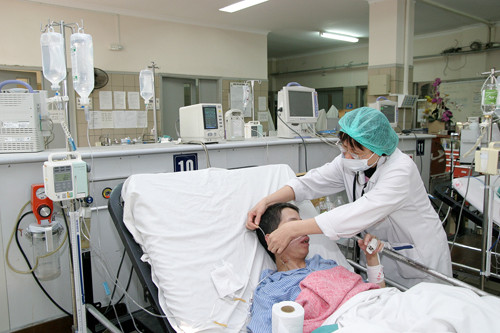 Tử vong vì ngộ độc rượu dịp nghỉ Tết nguyên đán 2017. Nạn nhân là ông N.Đ.T, 47 tuổi, ở Thạch Thất, Hà Nội. Ông này được người thân đưa đến bệnh viện gần nhà trong tình trạng đau đầu, mắt mờ, trí giác lơ mơ. Ảnh: Internet.