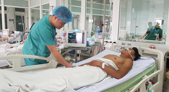 3 người tử vong, 1 người nguy kịch do ngộ độc rượu ở Nghệ An: Ngày 12/3 vừa qua, 3 trong số 4 bệnh nhân được đưa đến bệnh viện cấp cứu với các triệu chứng ngộ độc rất nặng đã tử vong. Một bệnh nhân khác đang trong tình trạng nguy kịch. Ảnh: Pháp Luật VN.