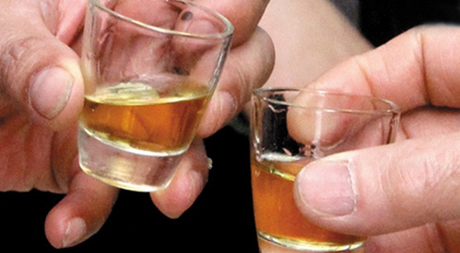 3 người chết do ngộ độc rượu chứa methanol cao ở Bình Dương: Ngày 3/2/2012, 4 người thân trong một gia đình tụ họp ở khu phố Tân Ba, thị trấn Thái Hòa (huyện Tân Uyên, Bình Dương) để họp mặt đầu năm. Anh Lê Anh Tuấn (31 tuổi) lấy rượu ra mời anh em, tham gia có các anh Châu Anh Trung (41 tuổi), Trần Hữu Đông (43 tuổi) và anh Ngô Hoàng Anh (32 tuổi). Ảnh: Internet.