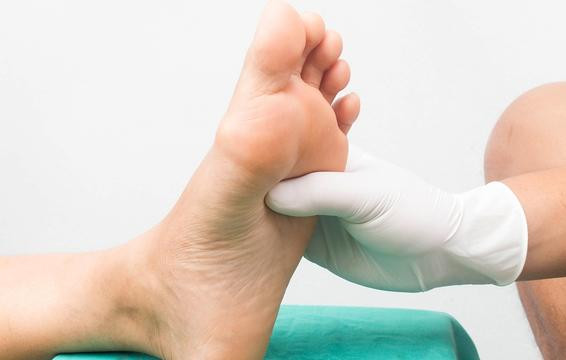 Dấu hiệu tổn thương thần kinh đầu tiên là bạn cảm thấy tê, ngứa ran hoặc đau như bị thiêu đốt. Cảm giác này có thể lan từ bàn tay hoặc bàn chân lên cánh tay hoặc chân. Nếu cảm giác như bị kim đâm không thuyên giảm, bạn hãy đến khám bác sĩ.