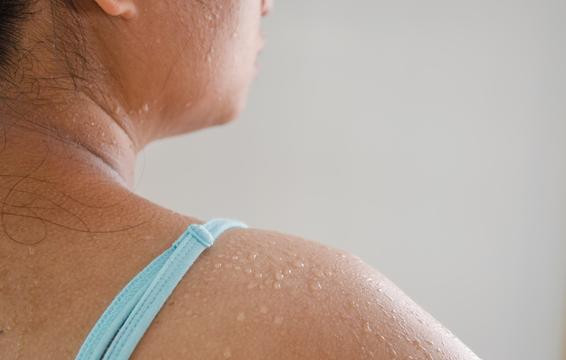 Bạn chảy mồ hôi quá nhiều hoặc quá ít. Đây có thể là do dây thầy kinh đưa thông tin từ não đến các tuyến mồ hôi bị ảnh hưởng.