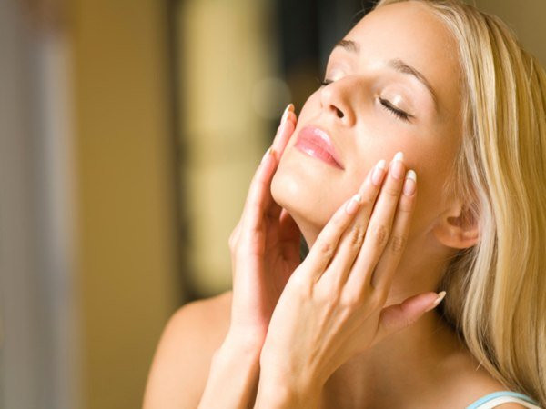Massage cơ thể bằng dầu mỗi tối trước khi đi ngủ làm tăng lưu thông máu trong da và đảm bảo rằng dầu thấm sâu vào da.