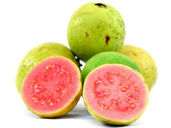 Ổi mặc dù được coi là thực phẩm lành mạnh nhưng nó có thể gây táo bón. Điều này kéo theo độc tố không được thải đúng cách ra khỏi cơ thể, đôi khi có thể dẫn đến mụn trứng cá. Ảnh: Boldsky.