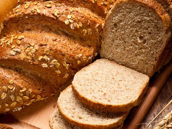 Bánh mì có xu hướng làm suy giảm một số mức độ oxy hóa trên da của bạn, gây ra sự phát triển mụn trứng cá. Bánh mì cũng chứa gluten, một chất gây mụn trứng cá gây ra viêm trên da. Vì vậy, bạn nên hạn chế ăn bánh mì nếu không muốn mụn trứng cá mọc đầy mặt.