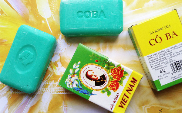 Xà bông Cô ba Vào những thập niên 40-50, ở Sài Gòn có nhãn hiệu Xà Bông Cô Ba rất nổi tiếng, không những tại Việt Nam mà còn lan rộng sang tận xứ Cao Miên và Lào. Nhãn xà phòng thơm này nổi danh trong mấy thập niên liền đến tận những năm 80-90 vẫn còn được phái đẹp sử dụng rộng rãi, đánh bật cả các đối thủ nặng ký nhập từ Pháp. Người Nam Bộ thời trước không ai không biết đến Xà Bông Cô Ba, với hình ảnh quen thuộc là người phụ nữ phúc hậu với mái tóc bới cao theo kiểu cách Nam bộ. Xà Bông Cô Ba có hai loại, loại xà bông thơm để tắm, loại 72 phần dầu dùng để giặt giũ (còn gọi là xà bông đá). Xà Bông Cô Ba xuất hiện trên quảng cáo khắp các báo chí thời bấy giờ với lời: "Dùng xà bông xấu, mục quần áo" - hay "Người Việt Nam nên xài xà bông của Việt Nam".