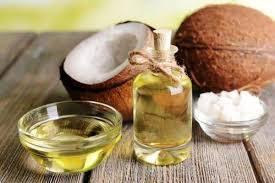 Dầu dừa giúp tóc mềm mượt. Hâm nóng dầu dừa bằng lò vi sóng trong 40-50 giây, bôi lên tóc và để nó qua đêm, gội sạch vào buổi sáng. Lặp lại quy trình 2-3 lần/tuần để có kết quả nhanh.