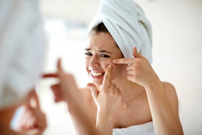 Hội chứng buồng trứng đa nang có thể khiến chu kỳ kinh nguyệt của chị em diễn ra không đều, kéo theo các triệu chứng như tăng cân, mụn trứng cá, chậm kinh, mất kinh...