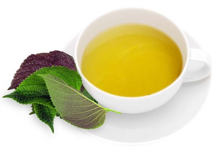 6. Nước lá tía tô Trong thành phần lá tía tô có chất làm mềm, giúp tử cung mở nhanh hơn khi sinh con. Mẹ bầu nhờ đó sẽ dễ dàng vượt cạn và không bị những cơn đau kéo dài hành hạ. Chị em chỉ cần lấy một nắm lá tía tô rửa sạch, đun với 1,5 lít nước cho các tinh chất trong lá ngấm dần vào nước. Nước càng đặc càng mang lại hiệu quả cao. Khi bắt đầu có dầu hiệu chuyển dạ, mẹ bầu hãy uống 1 chén nước tía tô. * Thông tin mang tính tham khảo.