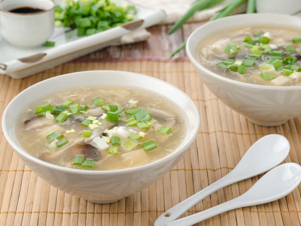 Súp gà rất giàu vitamin, khoáng chất, protein và calo... những dưỡng chất cơ thể bạn cần với số lượng lớn khi đang bị ốm. Thực phẩm này cũng giàu chất điện giải và chất lỏng cung cấp đủ nước cho cơ thể bạn.