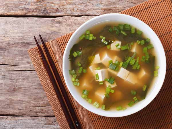 Nước hầm xương không chỉ thơm ngon mà còn chứa nhiều calo, vitamin và khoáng chất như magiê, folate, canxi và phốt pho. Uống nước xương trong thời gian bị ốm giúp bạn hồi phục nhanh hơn.