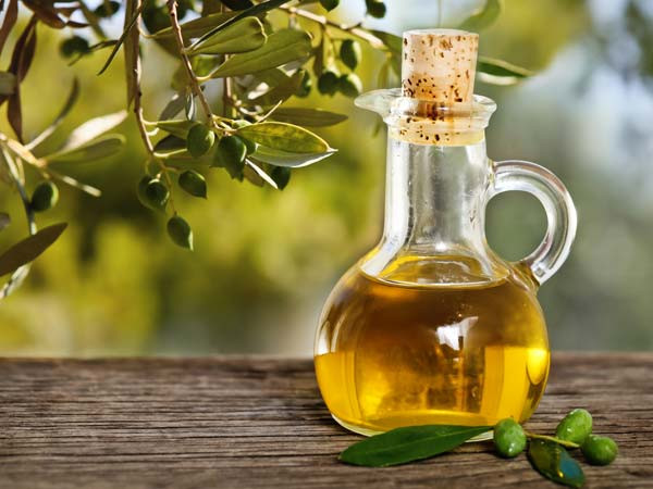 Dầu oliu có tác dụng kích thích mọc tóc, dài mi, làm rậm lông mày. Các bước thực hiện tương tự như đối với dầu dừa.