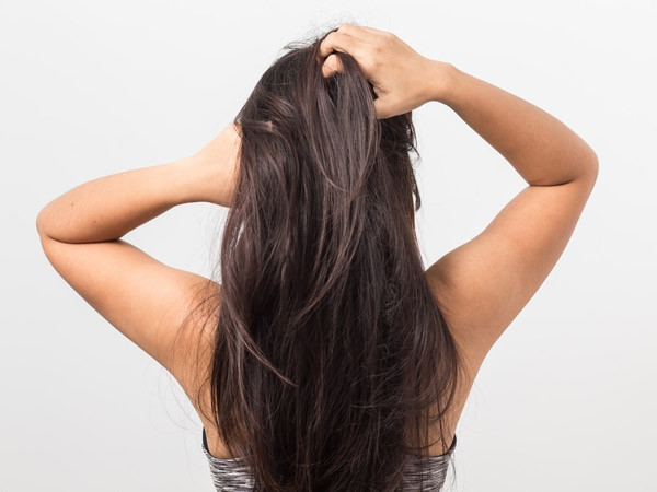 Đối với tóc, dâu tây hoạt động như một chất tẩy tế bào chết, giúp loại bỏ gàu hiệu quả.