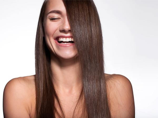 Dâu tây có thể giúp mái tóc của bạn trở nên mềm mại và vào nếp hơn.