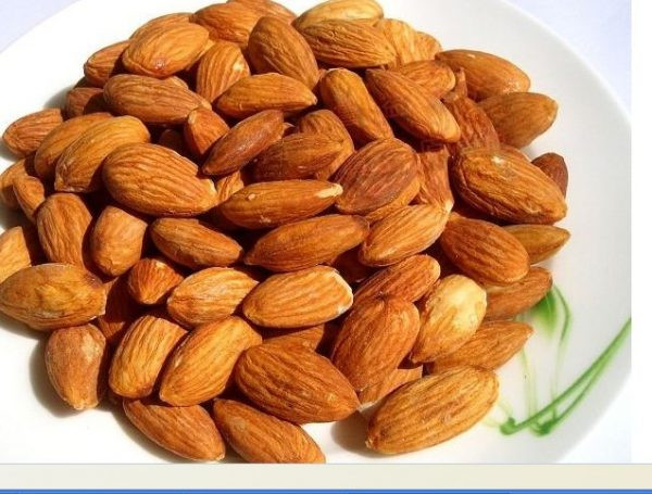 Khi gặp phải những triệu chứng dị ứng thì bạn nên ngừng sử dụng hạt hạnh nhân và tham khảo ý kiến bác sĩ.