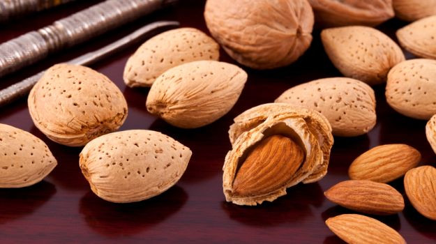 Ngoài ra, việc tiêu thụ nhiều hạnh nhân trong thời gian ngắn còn có thể dẫn tới tình trạng táo bón và đầy hơi vì chúng có chứa một lượng lớn chất xơ.